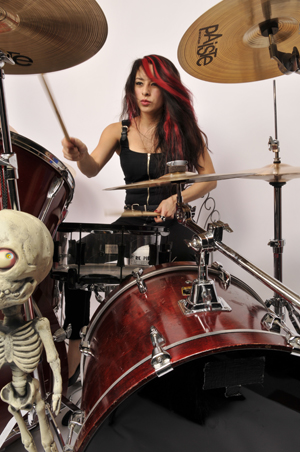 Drummer Wanita Luxs Heavy-Handed MetalDrummer Wanita Luxs Heavy-Handed Metal  